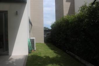 Se vende casa de lujo con patio en condominio de Pozos Santa Ana 25-511