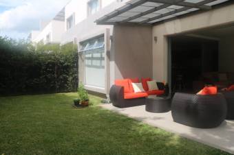 Se vende casa de lujo con patio en condominio de Pozos Santa Ana 25-511