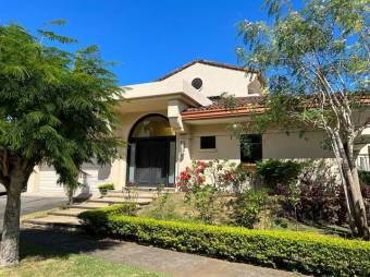 Se vende casa de lujo en condominio de Pozos Santa Ana 25-702