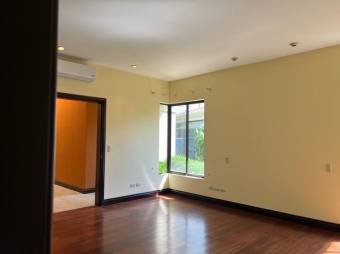 Se vende casa de lujo en condominio de Pozos Santa Ana 25-702