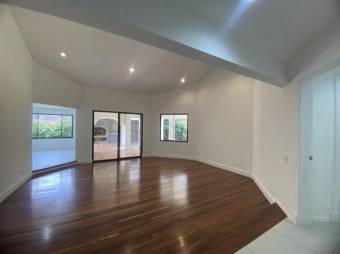 Se vende moderna casa en condominio de Pozos Santa Ana 25-522