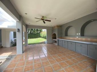 Se vende moderna casa en condominio de Pozos Santa Ana 25-522