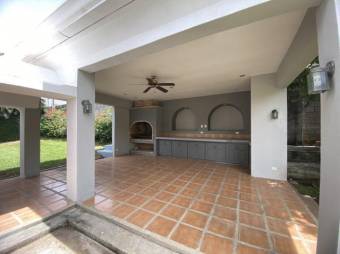 Se vende moderna casa en condominio de Pozos Santa Ana 25-522