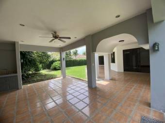 Se vende moderna casa en condominio de Pozos Santa Ana 25-522