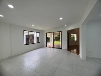 Se vende moderna casa en condominio de Pozos Santa Ana 25-522