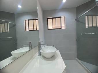 Se vende moderna casa en condominio de Pozos Santa Ana 25-522