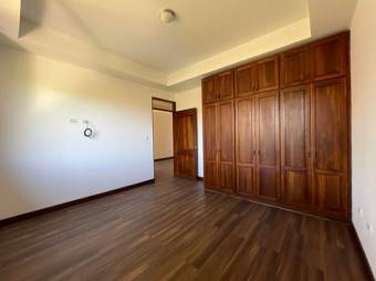 Se vende espaciosa casa de 2 plantas en Santa Ana 24-1025