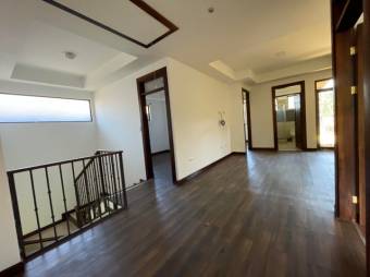 Se vende espaciosa casa de 2 plantas en Santa Ana 24-1025