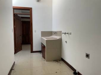 Se vende espaciosa casa de 2 plantas en Santa Ana 24-1025