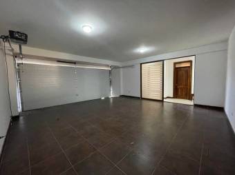 Se vende espaciosa casa de 2 plantas en Santa Ana 24-1025