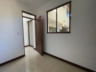 Se vende espaciosa casa de 2 plantas en Santa Ana 24-1025