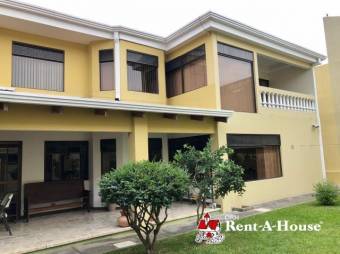 Se vende casa en residencial de Trejos Monte Alegre 23-626