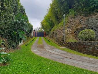 Casa de 350 m2, 3866 m2 de Terreno, Naturaleza y Vista, San Ramón de Tres Ríos