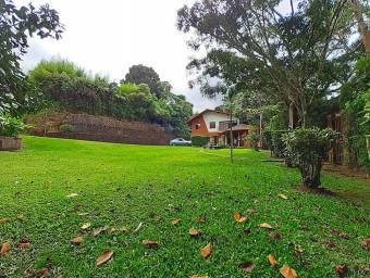 Casa de 350 m2, 3866 m2 de Terreno, Naturaleza y Vista, San Ramón de Tres Ríos