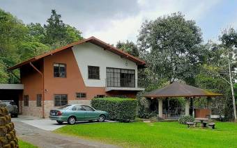 Casa de 350 m2, 3866 m2 de Terreno, Naturaleza y Vista, San Ramón de Tres Ríos