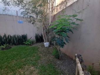 Se alquila espaciosa casa en Pozos Santa Ana 25-478