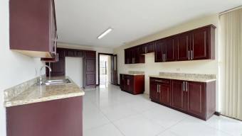 Se alquila amplio apartamento en San Rafael Escazú 25-1036