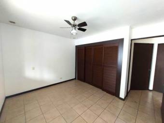 Se alquila apartamento frente a hospital metropolitano en Pozos Santa Ana 25-1208