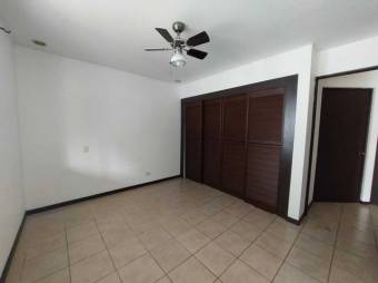 Se alquila apartamento frente a hospital metropolitano en Pozos Santa Ana 25-1208