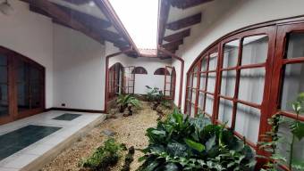 Se vende amplia y moderna casa con piscina en Freses Curridabat 25-914