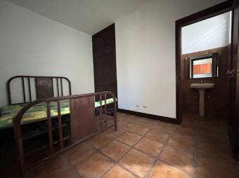 Se alquila espaciosa casa con terraza en Pozos Santa Ana 24-1387