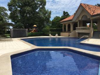 Se alquila espaciosa casa con terraza en Pozos Santa Ana 24-1387