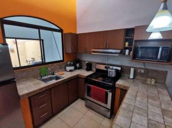 Se vende espaciosa casa con jardín en San Francisco Heredia 22-970