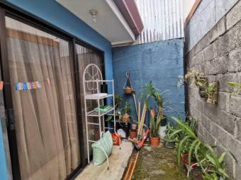 Se vende espaciosa casa con jardín en San Francisco Heredia 22-970