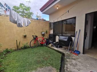 Se vende espaciosa casa con jardín en San Francisco Heredia 22-970