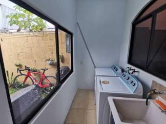 Se vende espaciosa casa con jardín en San Francisco Heredia 22-970