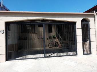 Se vende espaciosa casa con jardín en San Francisco Heredia 22-970