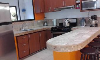 Se vende espaciosa casa con jardín en San Francisco Heredia 22-970