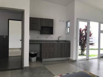 Se vende moderna casa en condominio de Ulloa Heredia 25-810