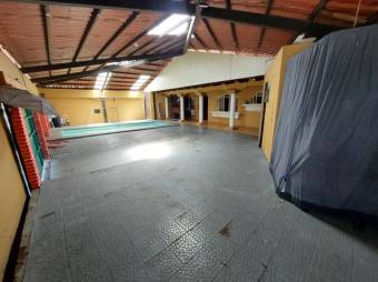 Se vende espaciosa casa con piscina en San Francisco Heredia 24-219