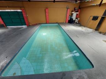 Se vende espaciosa casa con piscina en San Francisco Heredia 24-219