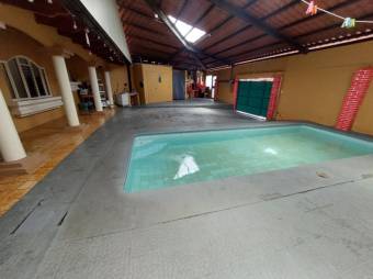 Se vende espaciosa casa con piscina en San Francisco Heredia 24-219