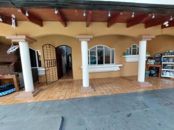 Se vende espaciosa casa con piscina en San Francisco Heredia 24-219