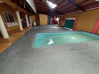 Se vende espaciosa casa con piscina en San Francisco Heredia 24-219