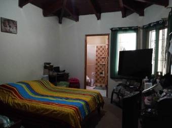 Se vende espaciosa casa con piscina en San Francisco Heredia 24-219