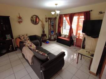 Se vende espaciosa casa en Ulloa de Heredia 25-496