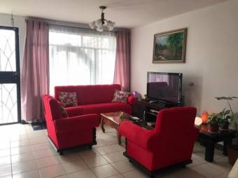 Se vende casa con uso de suelo mixto en Zapote de San José 25-310