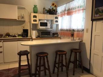 Se vende casa con uso de suelo mixto en Zapote de San José 25-310