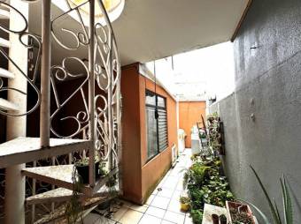 Se vende casa con uso de suelo mixto en Zapote de San José 25-310