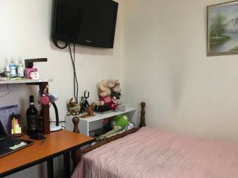 Se vende espaciosa casa de 2 plantas en Heredia 25-991