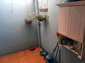 Se vende espaciosa casa de 2 plantas en Heredia 25-991