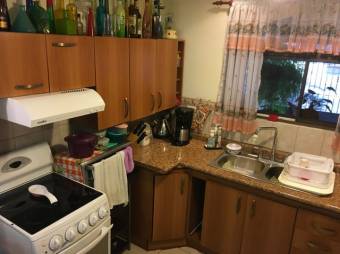 Se vende espaciosa casa de 2 plantas en Heredia 25-991