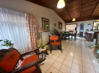 Se vende espaciosa casa en Escazú Centro 23-3298