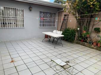 Se vende casa para inversión en Mercedes Heredia 23-1919