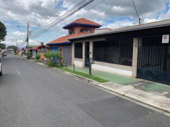 Se vende casa para inversión en Mercedes Heredia 23-1919