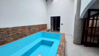 Se vende amplia y moderna casa con piscina en Freses Curridabat 25-914